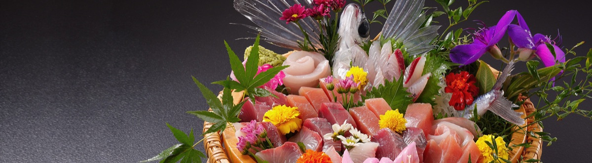 魚拓荘鈴木屋の名物・舟盛り「どっかん造り」