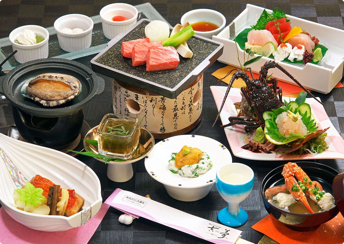 吉夢の会席「匠の膳」。伊勢海老や鮑が並ぶ