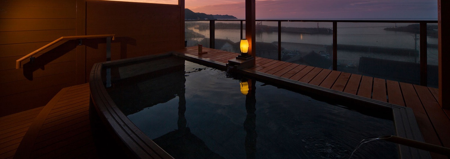 蓬莱屋旅館の屋上展望露天風呂から望む海と夕景