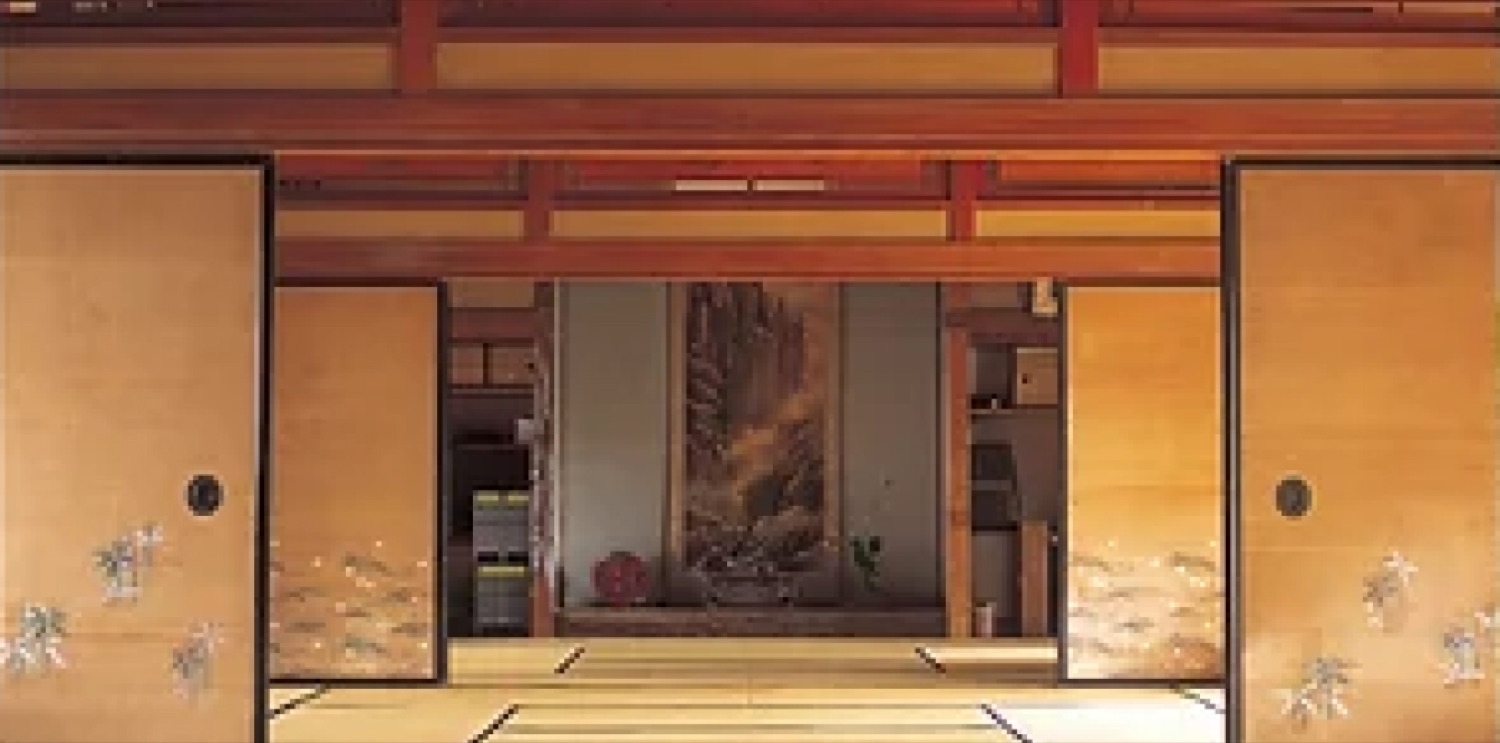 大屋旅館の襖絵のある立派な座敷