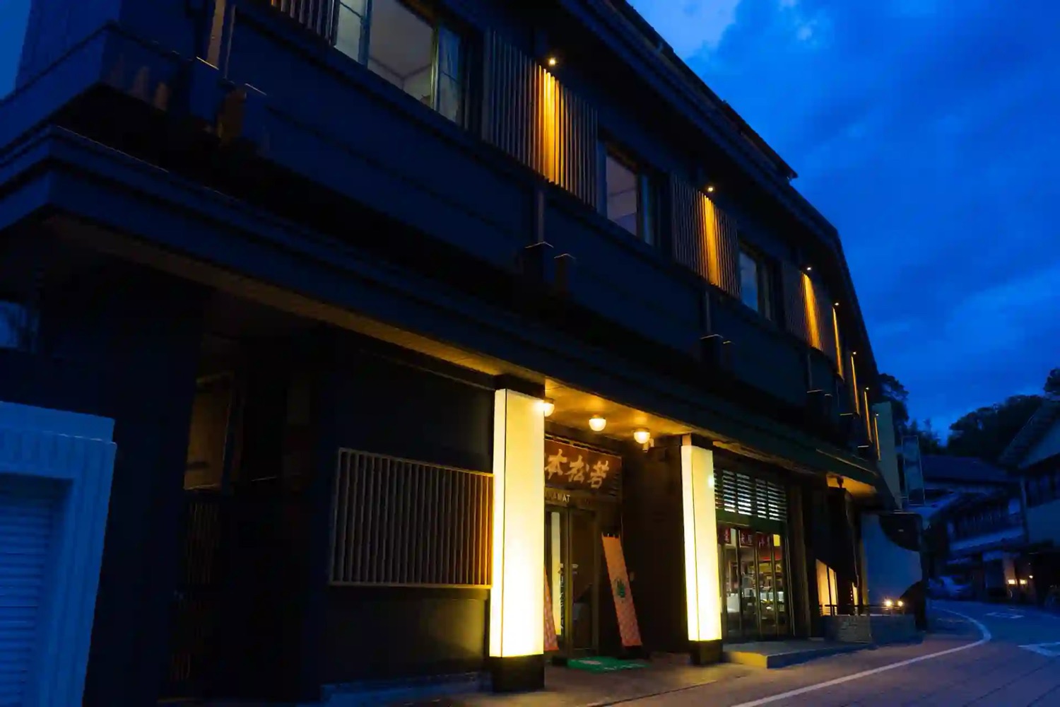 成田山門前の旅館 若松本店の夜の外観
