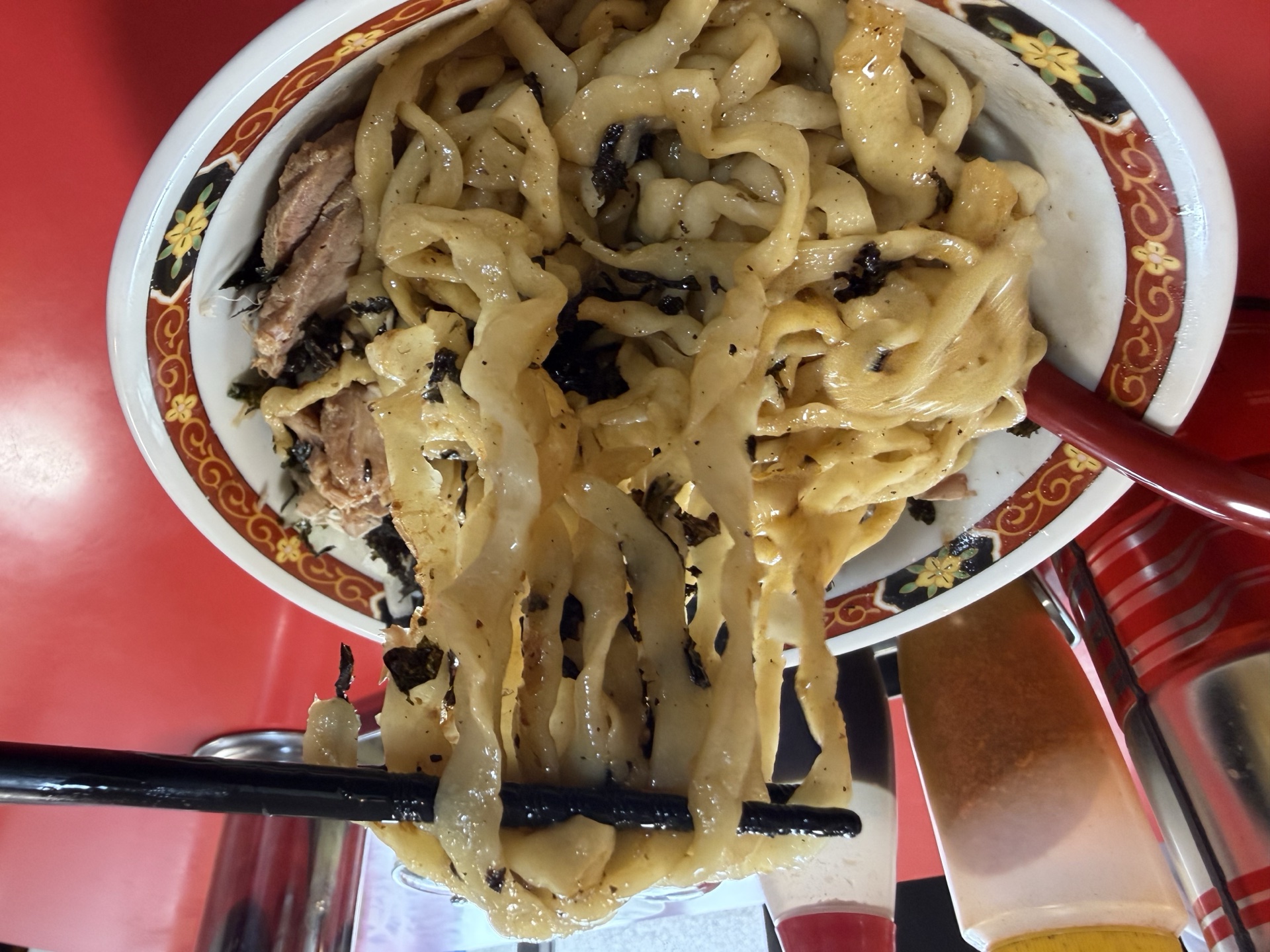 極太手揉み麺のリフト。もちもちした太さが伝わる