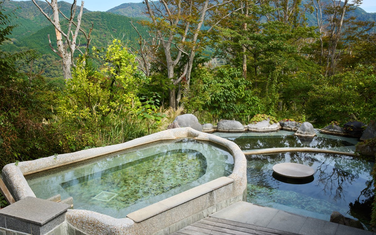 円かの杜の露天風呂。箱根の山並みと緑を望む開放的な湯船
