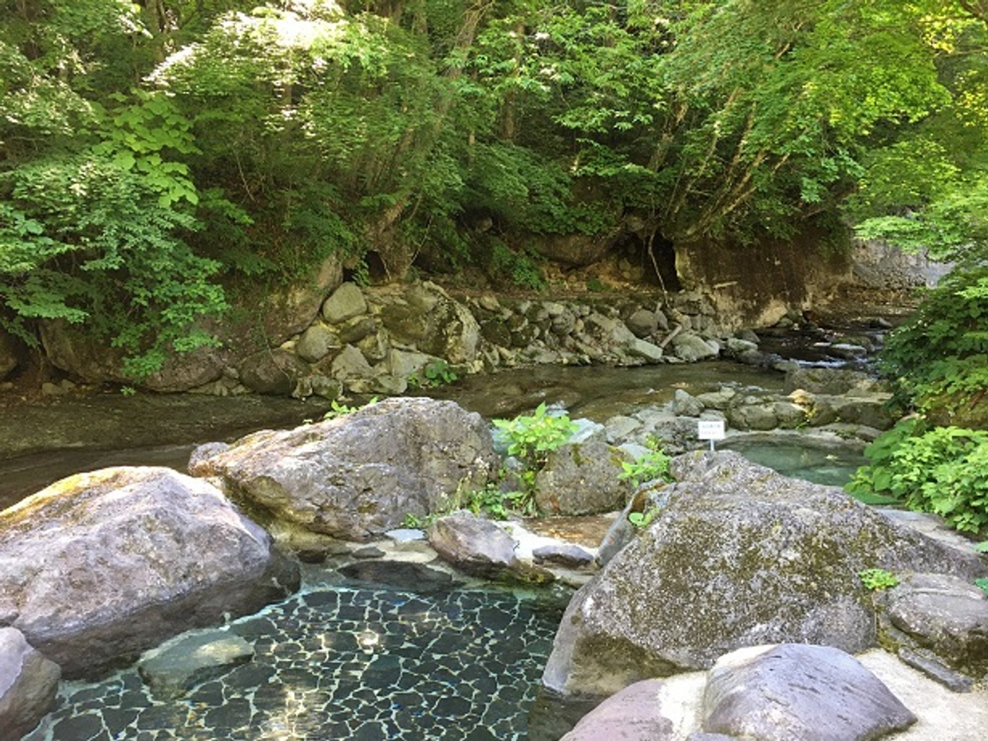 大丸あすなろ荘の渓流露天。二岐川のすぐそばにある