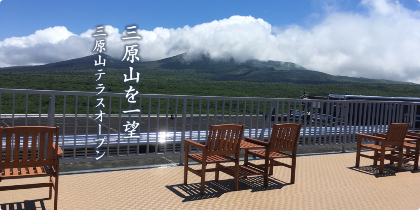 大島温泉ホテルの屋上「三原山テラス」。夜は星空を眺められる