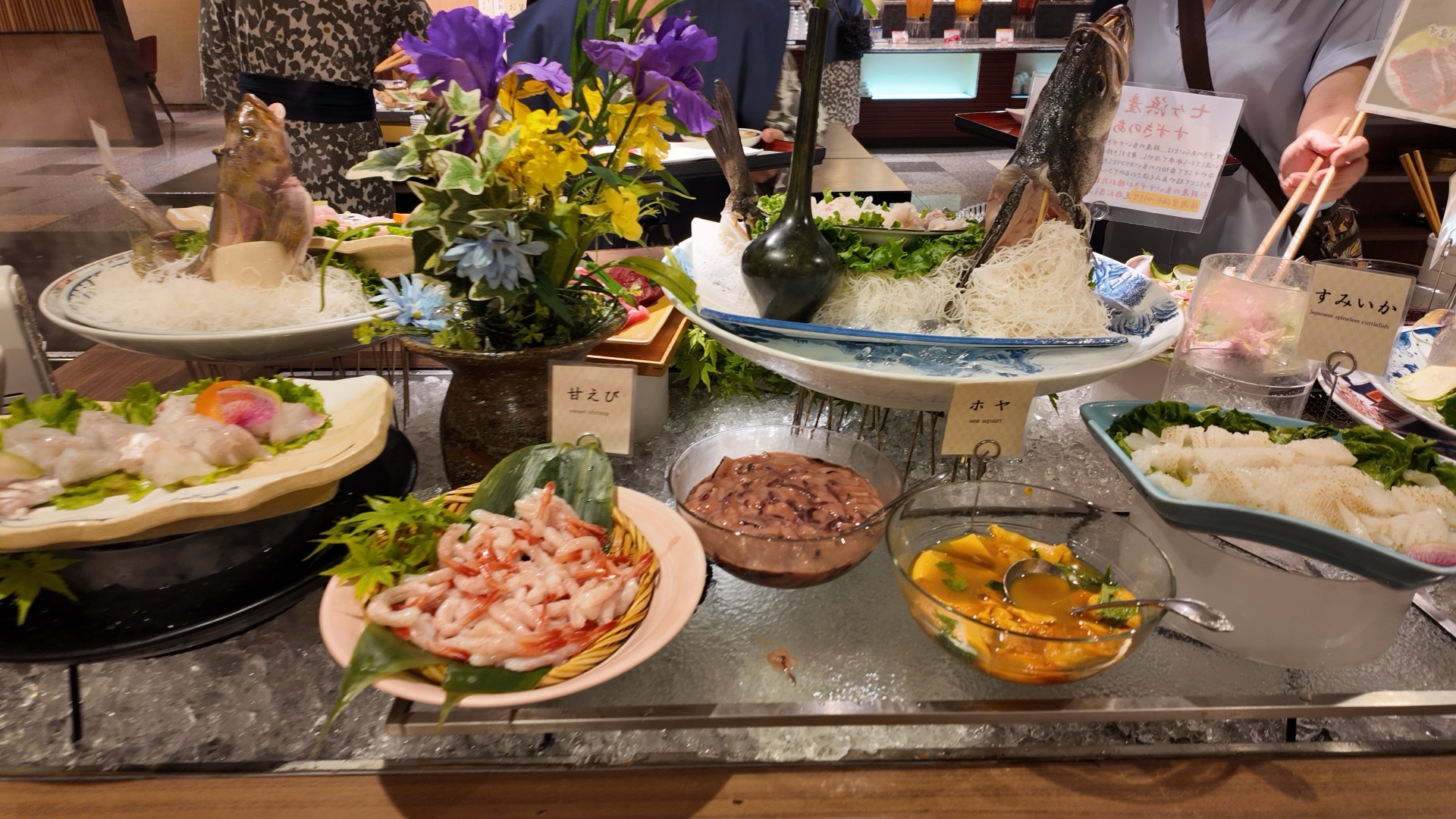 刺身・海鮮コーナー。新鮮な盛り付けが並ぶ