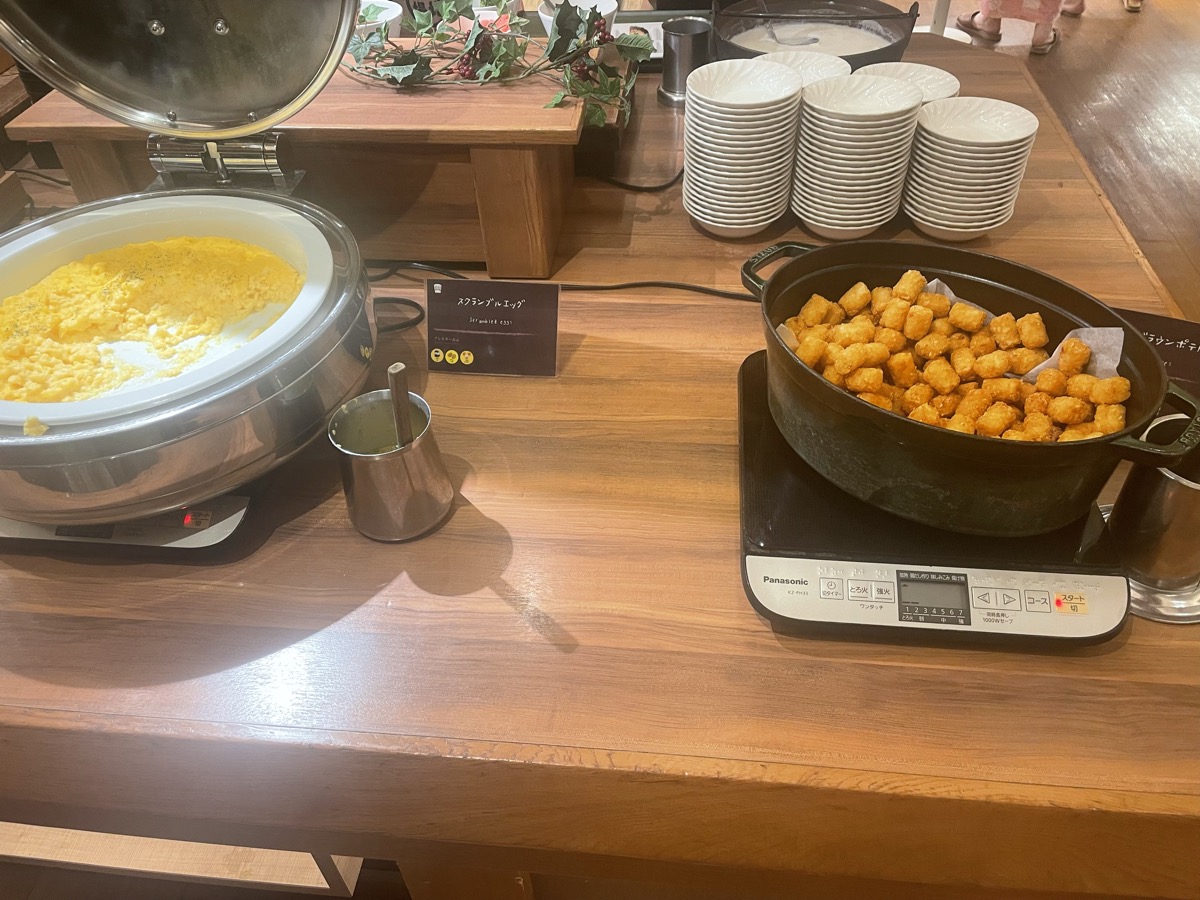 スクランブルエッグと朝食コーナー