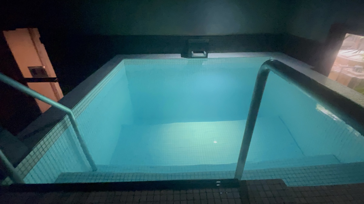 水深2mのKIWAMI SAUNA本店の水風呂。木の枠と深い水面が古民家サウナならではの趣を醸し出している