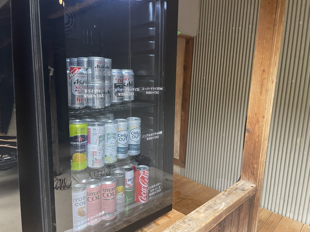 缶ドリンクの冷蔵庫。アサヒビール、CHILL OUT、伊良コーラ、Coca-Colaなど豊富なラインナップ