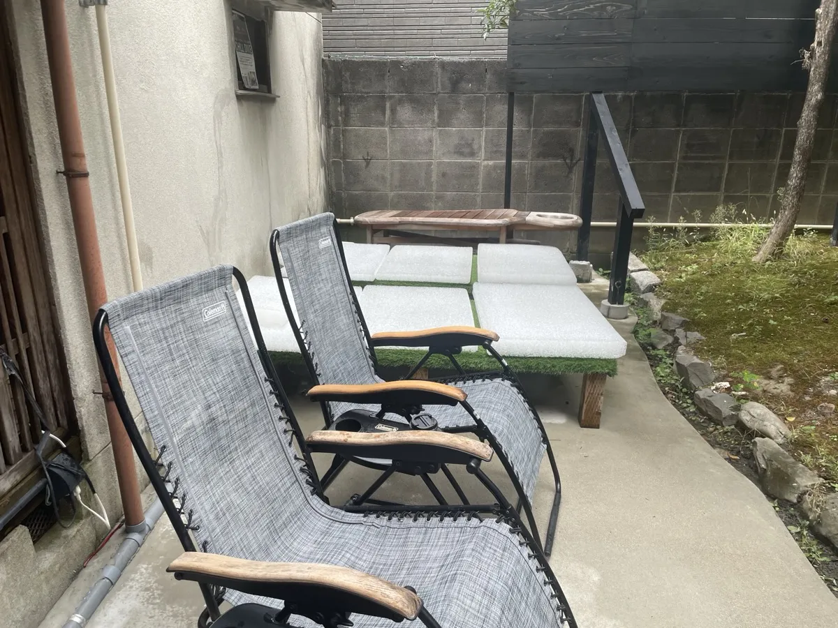 BBQコンロで温めたソーセージと、缶入りの伊良コーラ。サウナ後のご褒美セット