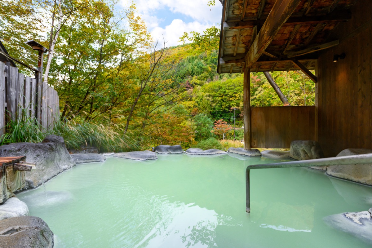 七味温泉 紅葉館の露天風呂。渓谷の紅葉を望む
