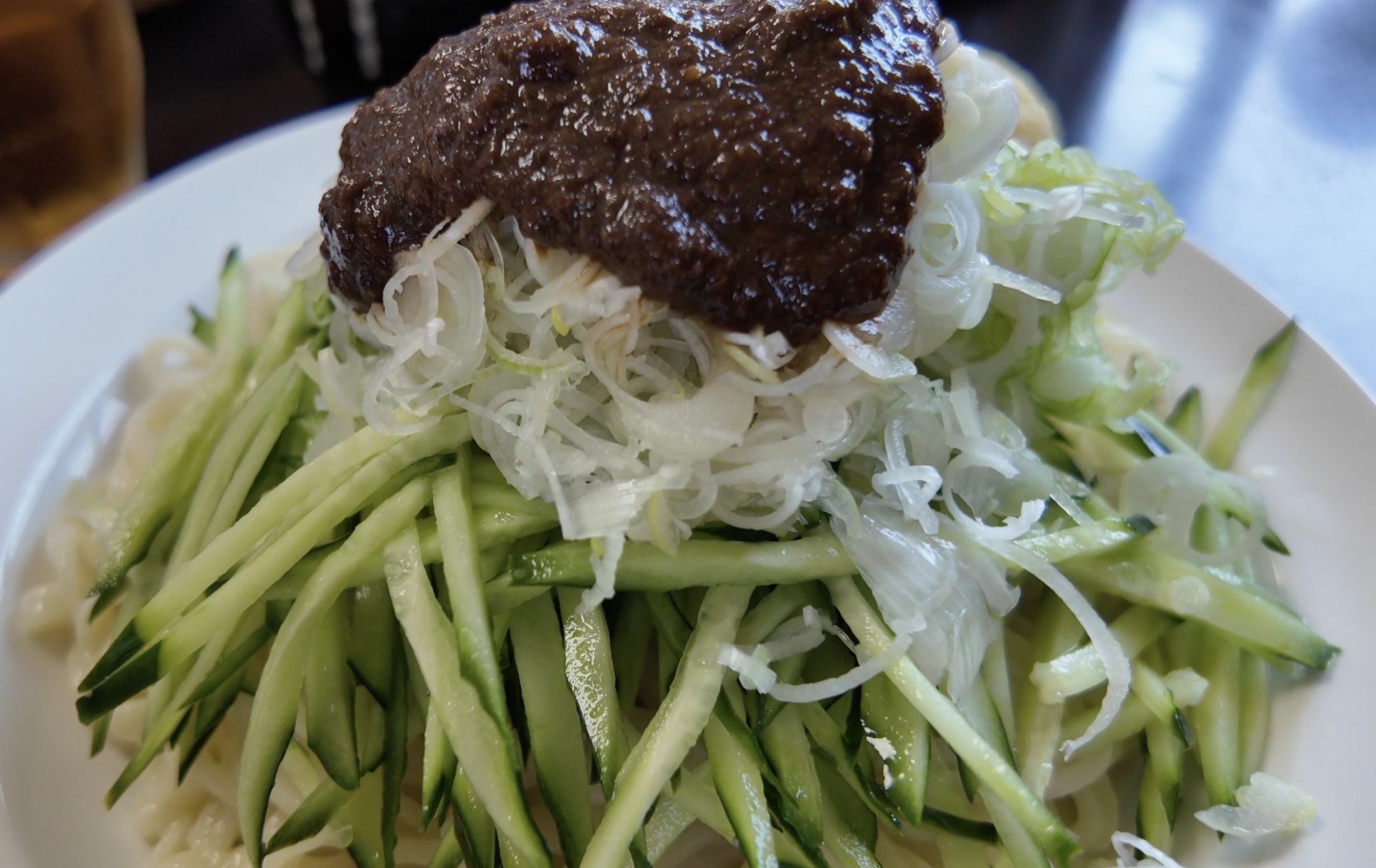 盛岡名物じゃじゃ麺。きゅうりと白髪ねぎ、肉味噌が乗った見た目もインパクト大の一杯