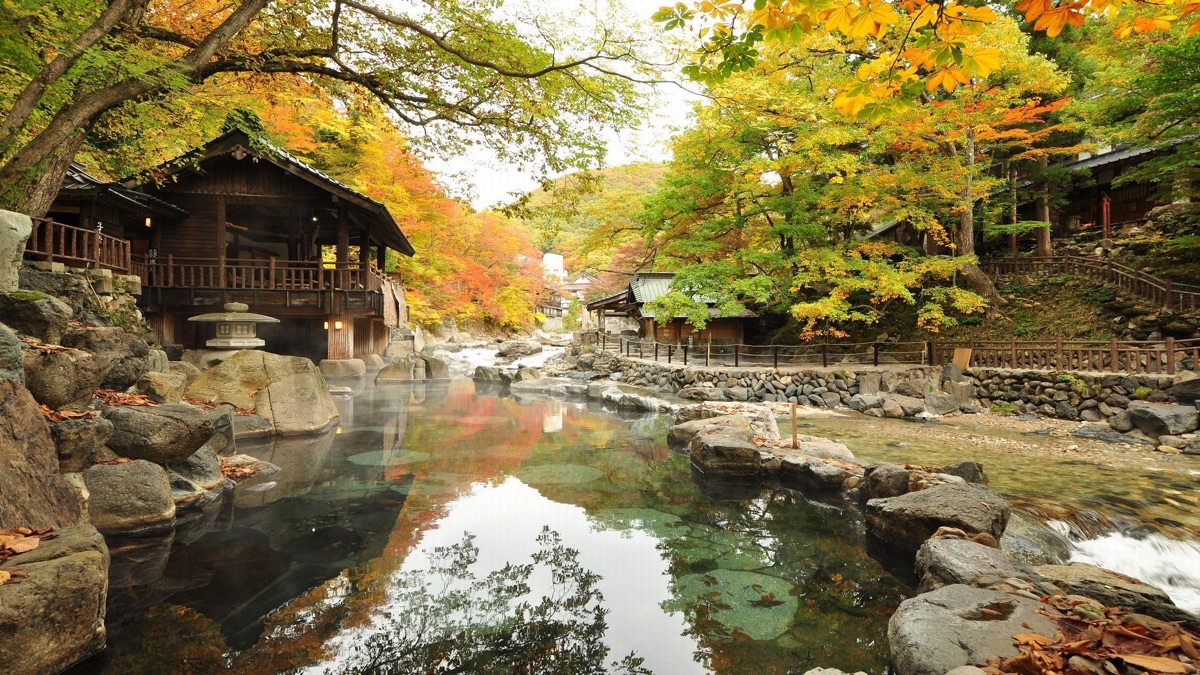 宝川温泉の渓流沿いの大露天と紅葉