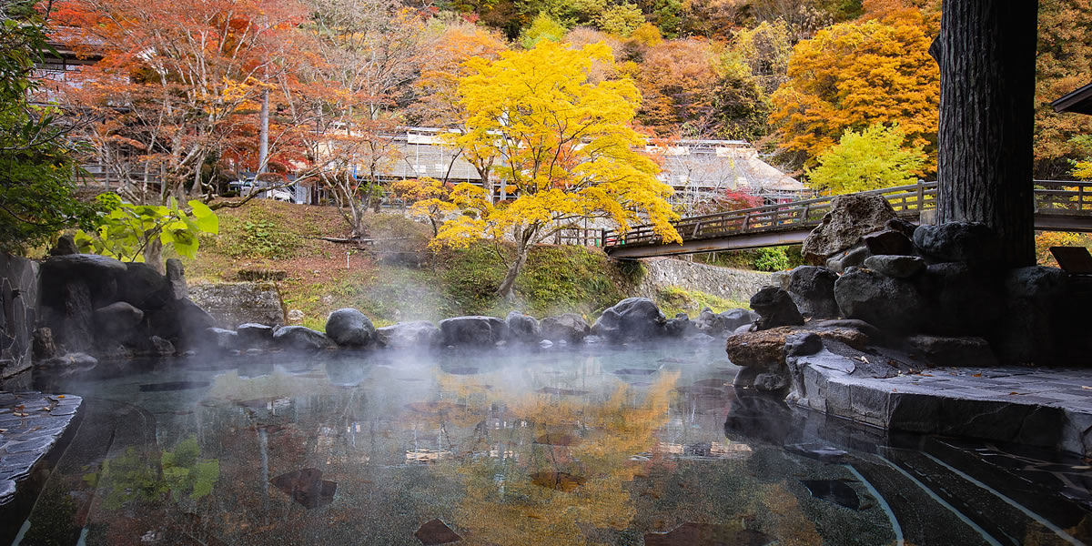 大沢温泉の名物露天「大沢の湯」。豊沢川の川面すれすれに広がる混浴露天