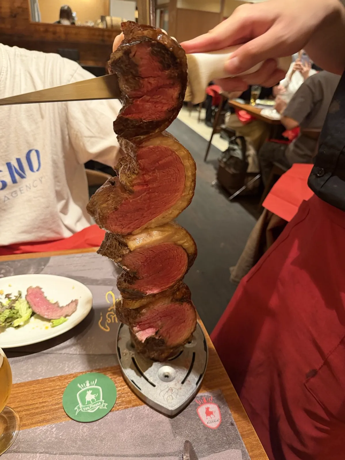 ALEGRIA YOKOHAMAのシュラスコ。大きな串に牛肉が何段も刺さっている