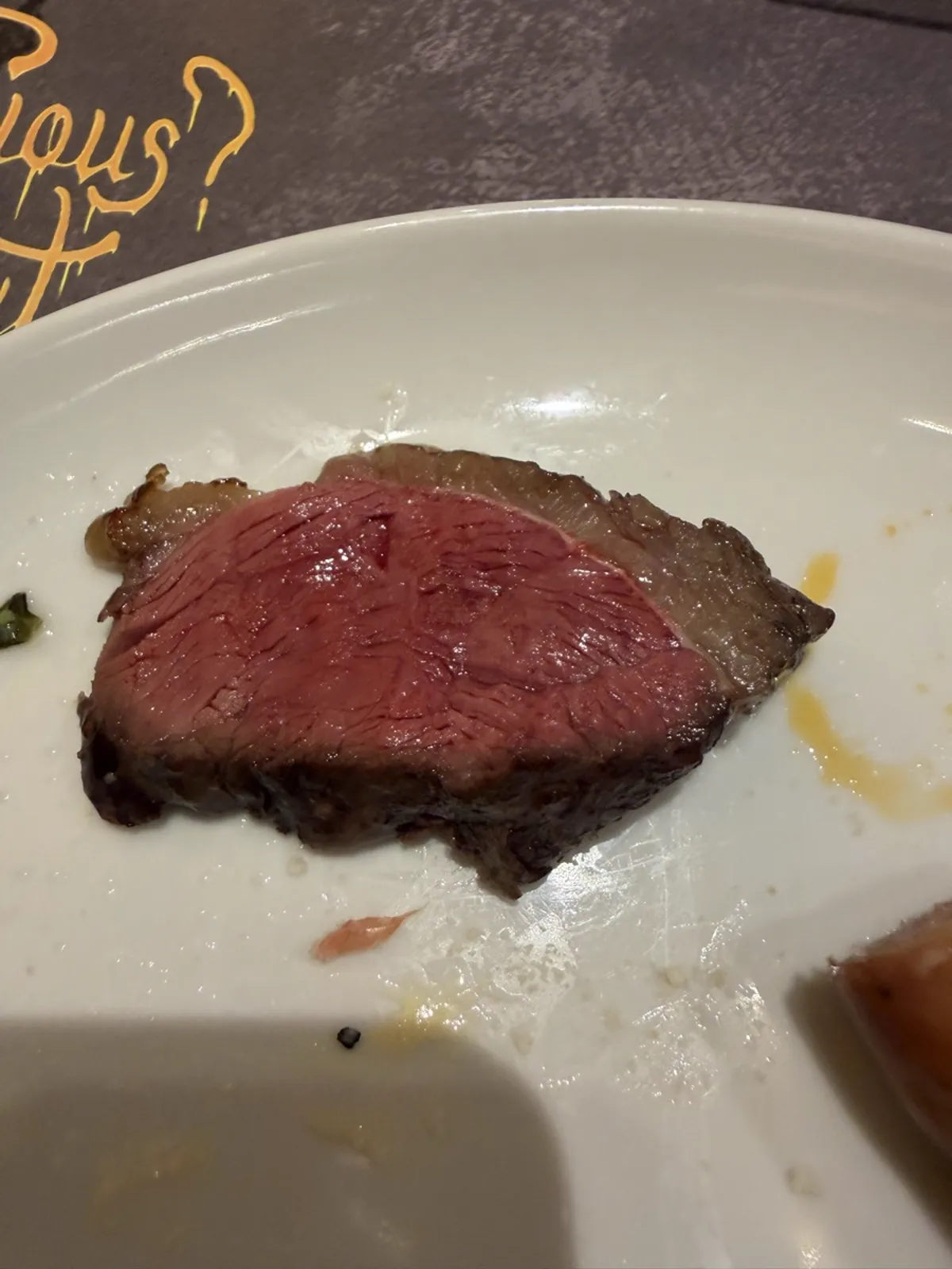 お皿に切り分けられた赤身牛肉。中はきれいなミディアムレア