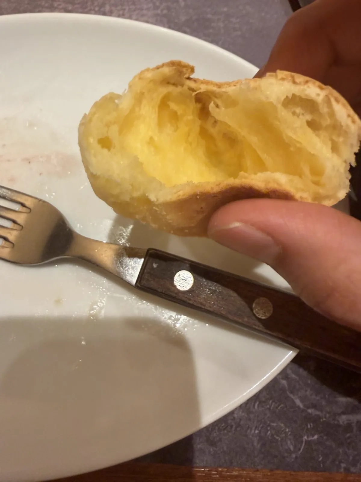 ポン・デ・ケイジョ。チーズパンをフォークで割ったところ