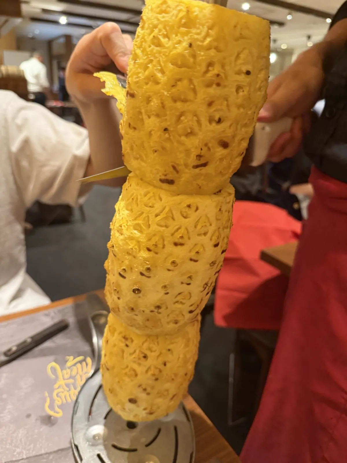 串に刺さった焼きパイナップル。きれいな黄色
