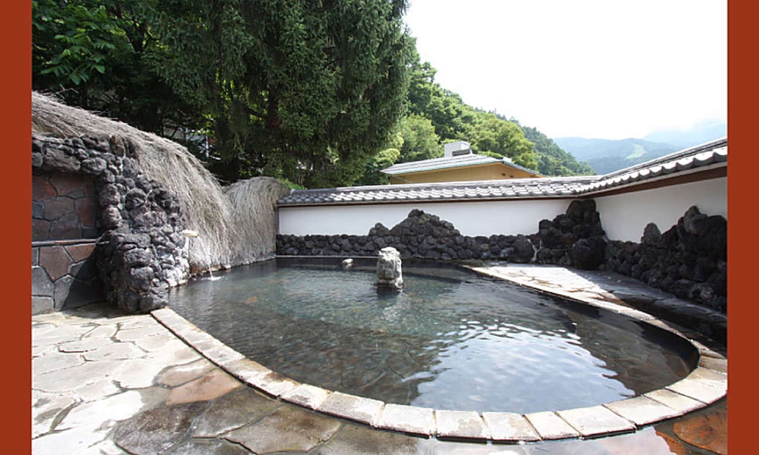 金具屋の露天風呂。山並みを望む岩風呂