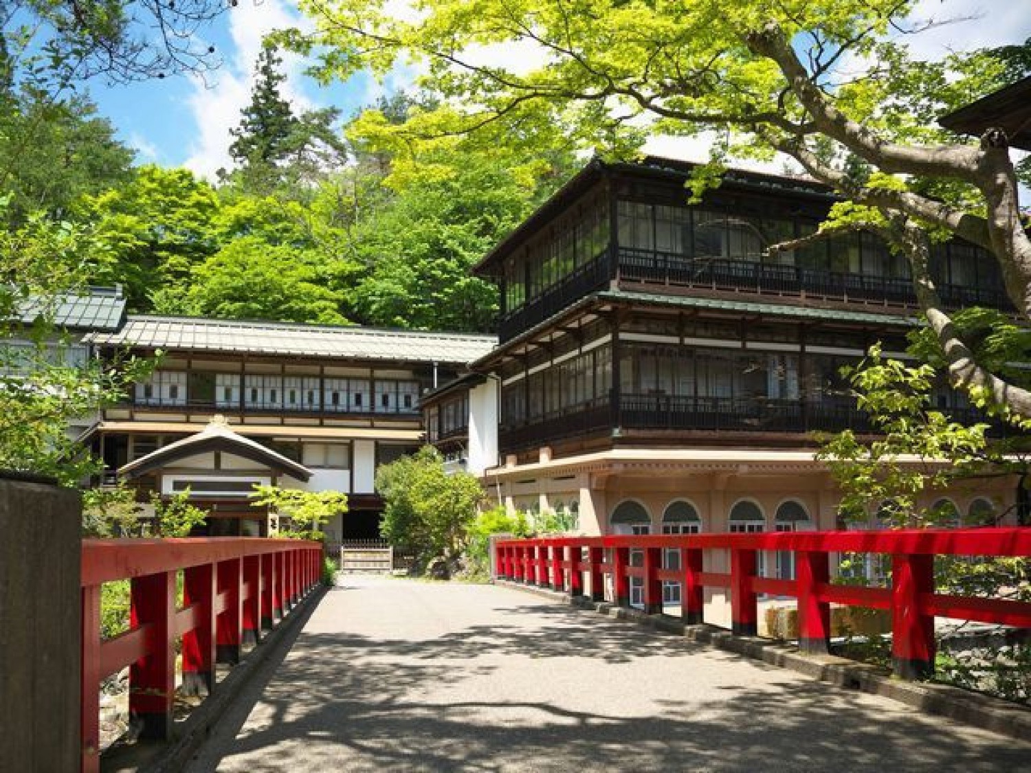 積善館の本館と赤い橋。四万温泉のシンボル的な景色