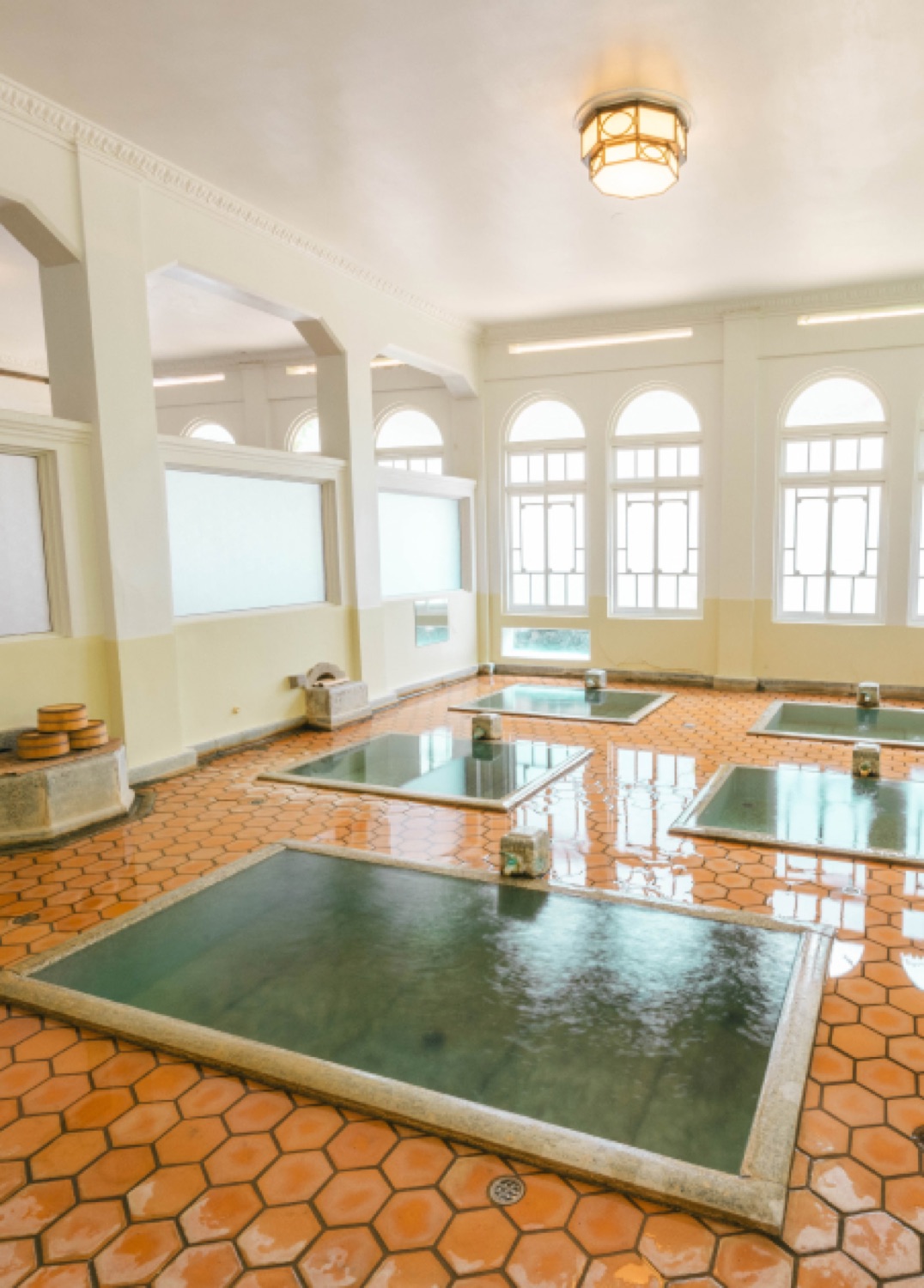 積善館の名物「元禄の湯」。アーチ窓と石造りの浴槽