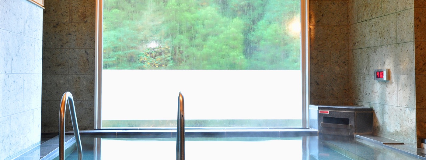 はとのす荘の温泉。大きな窓いっぱいに奥多摩の緑が広がる